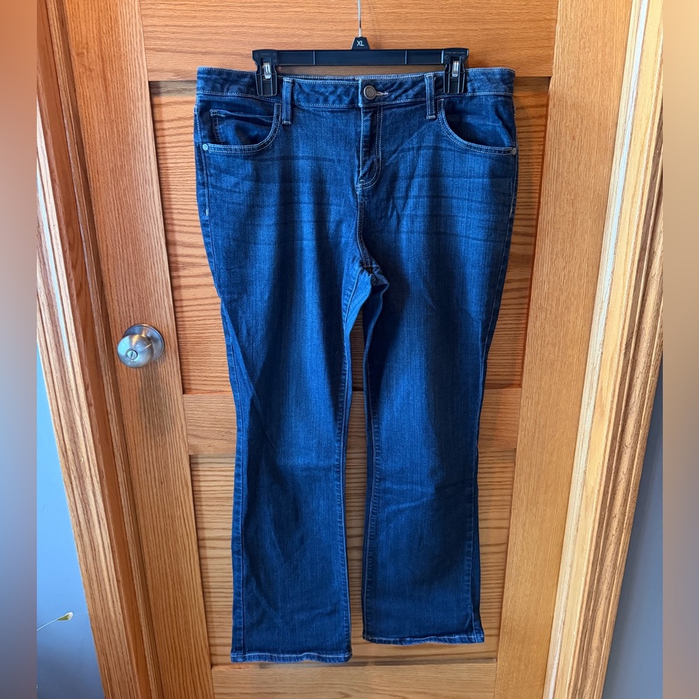 Simply Vera Womens bootcut jeans. Size 16